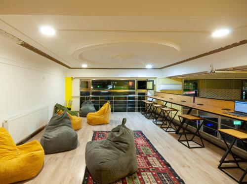 ห้องส่วนกลางสำหรับนั่งเล่น/ดูทีวี, แคปซูล โฮเทล แฮปปี้ เลานจ์ (Capsule Hotel Happy lounge) in ทบิลิซี