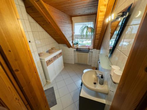 ห้องน้ำ, Ferienwohnung zum Kirchturmblick in เดตเทลบาช