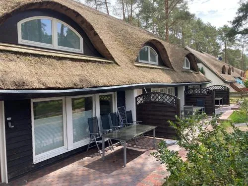 Inselglück unter Reet 100 m zum Strand - Haus 3 in Ostseebad Karlshagen, Deutschland