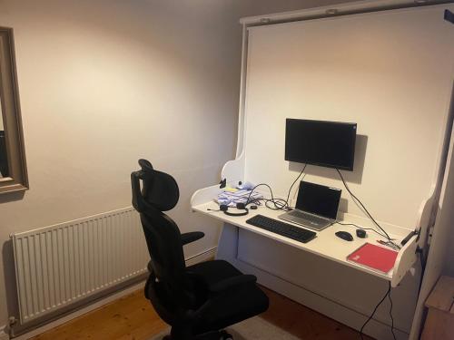Central Dublin 2-Bed House Sleeps 4 WiFi - main image