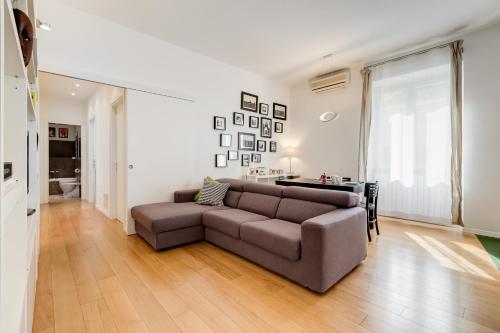 Bright apt 2 bedrooms & 2 bathrooms Near Metro, 80 mq