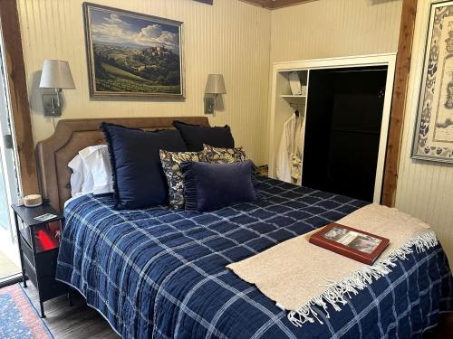 . Romantic Glamping Getaway with a Shared Hot Tub and Hiking Trails near Nashville, Tennessee
