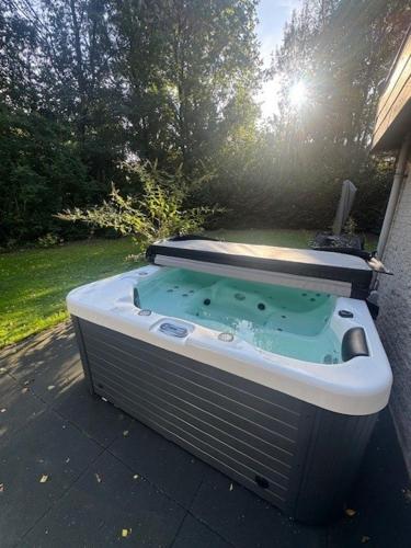  Vrijstaande luxe vakantiewoning met Jacuzzi, grote tuin, veel privacy en prachtige natuur in Geesbrug