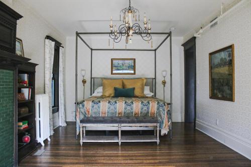 The New Victorian Mansion Bed & Breakfast – khách sạn tại Summit - University