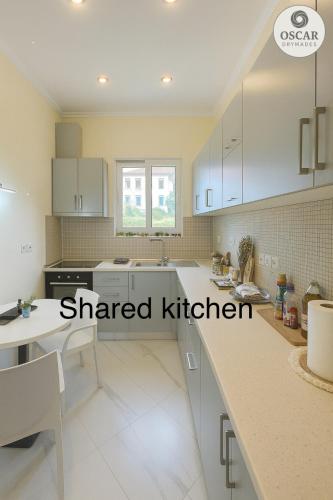 廚房, Oscar’s Apartments Drymades in 發羅拉