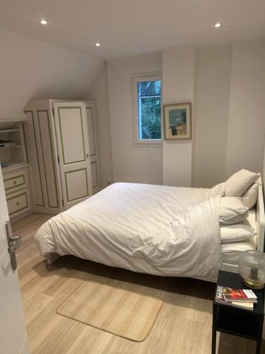 Chambre spacieuse - Pension de famille - La Ferté-sous-Jouarre