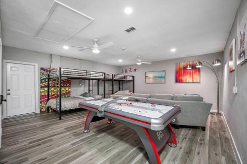 Stunning Waterfront Canal Home Heated Pool/Hot tub Amazing Views in Tampa, USA