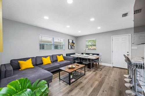 Contemporary & Fully Updated Heated Pool Home in Tampa, USA