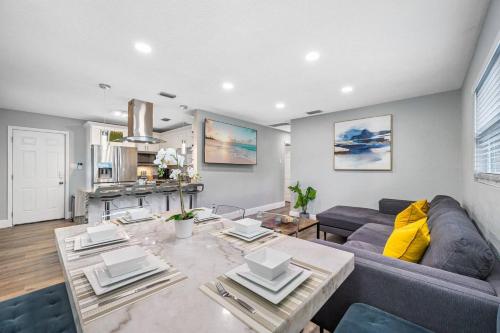 Contemporary & Fully Updated Heated Pool Home in Tampa, USA