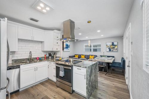 Contemporary & Fully Updated Heated Pool Home in Tampa, USA