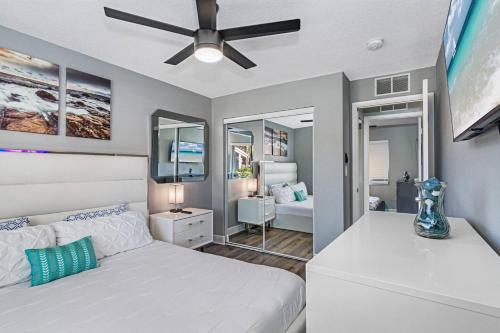 Gorgeous Heated Pool House Near Gulf Beaches! in Pinellas Park, USA