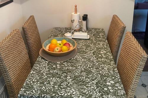 Central Dublin 2-Bed House Sleeps 4 WiFi - image 6