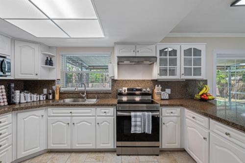 Spacious & Amazing Home w/ Big Pool and Patio in Brandon, USA