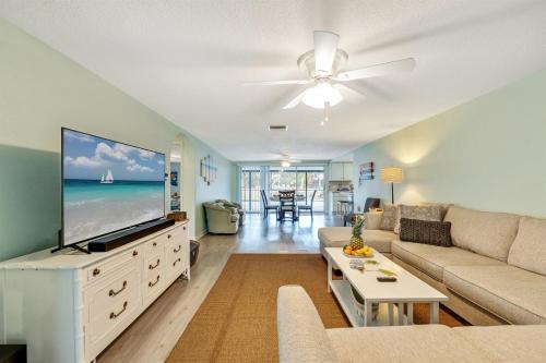 Cozy Oasis Screened Pool Picturesque Water Canal Views! in Port Richey (FL)