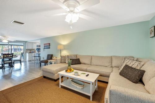 Cozy Oasis Screened Pool Picturesque Water Canal Views! in Port Richey (FL)