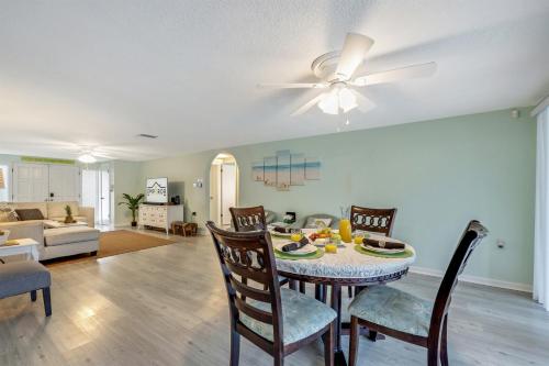 Cozy Oasis Screened Pool Picturesque Water Canal Views! in Port Richey (FL)