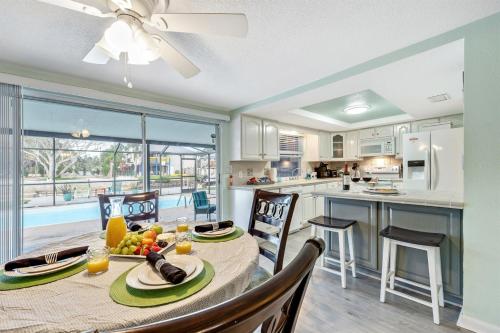 Cozy Oasis Screened Pool Picturesque Water Canal Views! in Port Richey (FL)
