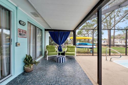Cozy Oasis Screened Pool Picturesque Water Canal Views! in Port Richey (FL)