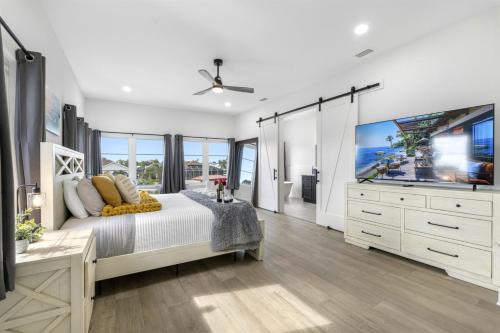 2 Million Villa Heated Pool w Luxury Spa 6BR & 6BR Waterfront by Canal in Apollo Beach