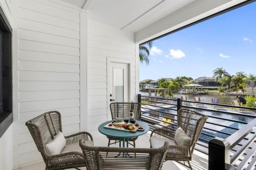 2 Million Villa Heated Pool w Luxury Spa 6BR & 6BR Waterfront by Canal in Apollo Beach