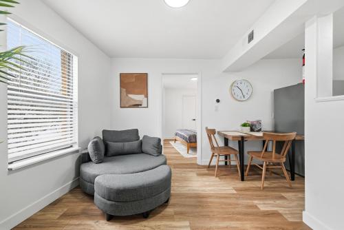 Dormont Pittsburgh 2 Modern and Bright 1 Bedroom Apartment, Free Street Parking – khách sạn tại Scott Township / Dormont