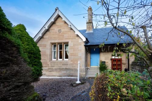 Cosy Lodge Getaway with Private Beach & Fireplace gîte à louer Inchinnan