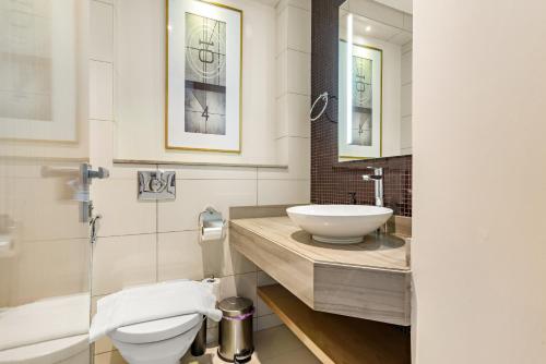VayK - Luxurious 3BR in Business Bay with Burj Khalifa View - main image