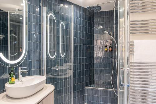 Le Grand Balcon Hotel - image 5