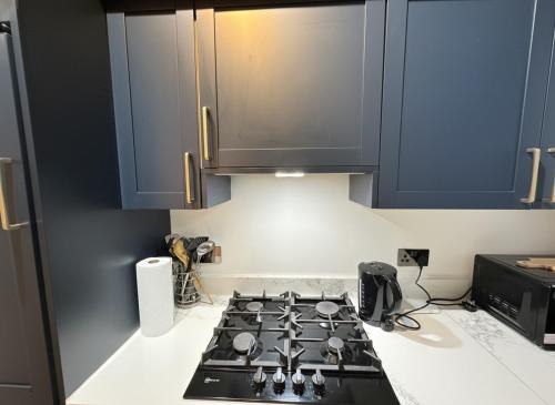 Modern Central London Apt near Paddington Sleeps 9 - image 12