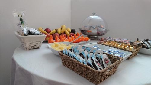 Hotel In - Lounge Room - image 13