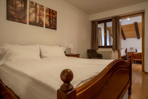 1 queen bed, 3 twin beds