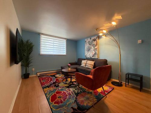 . Free Parking! Fast Wifi! Comfortable Apt for Montreal Explorers & Adventure!