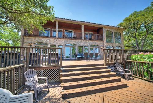 Létesítmények, Luxurious Lakefront Estate: Spectacular Views, Expansive Grounds and Private Jetty in Buchanan Dam
