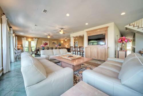 Luxurious Lakefront Estate: Spectacular Views, Expansive Grounds and Private Jetty in Buchanan Dam
