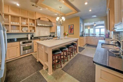 Konyha, Luxurious Lakefront Estate: Spectacular Views, Expansive Grounds and Private Jetty in Buchanan Dam
