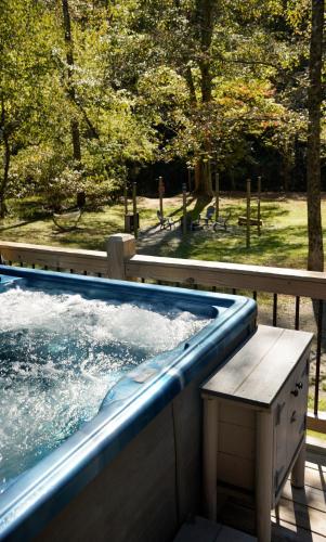 Creekside Getaway - Wineries, Orchards, & Hiking in East Ellijay (GA)