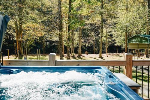 Creekside Getaway - Wineries, Orchards, & Hiking in East Ellijay (GA)