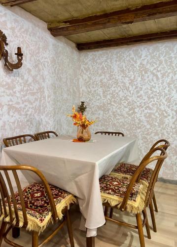 Instalações, Guest House 52 in Goris