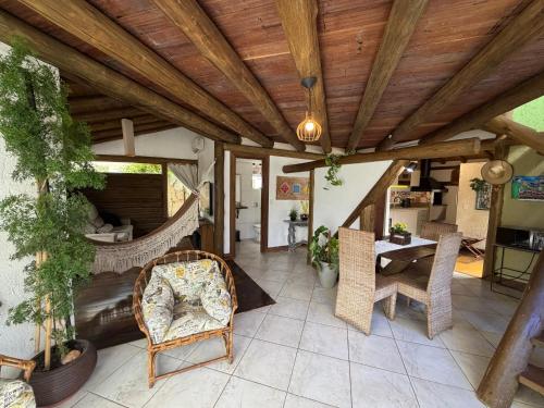 House with a view of the lagoon and nature to the beach in Rio Tavares