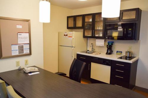 Sonesta Simply Suites Wichita Airport - image 6