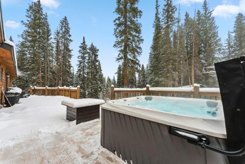 Forest Escape - Hot Tub Fireplace Kid Fun in Blue River