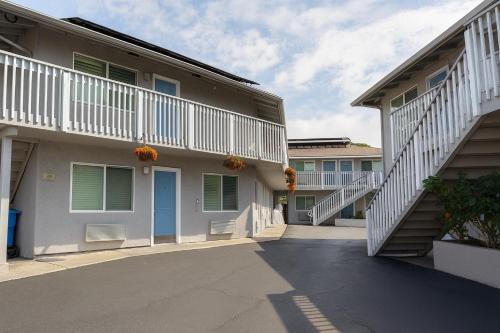 Pacific Inn Monterey - main image