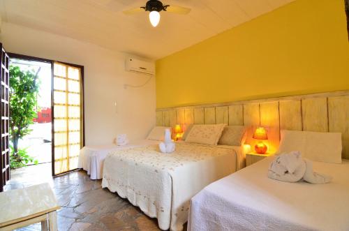 1 double bed, 2 twin beds