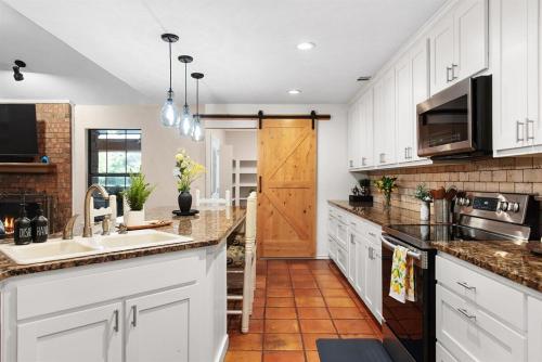 Hillside Paradise in Cedar Hill