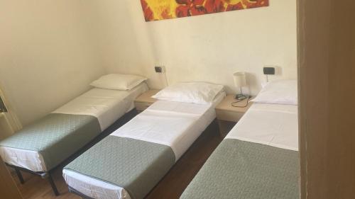 1 queen bed, 1 twin bed