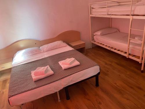Camera, familiare, bagno in comune