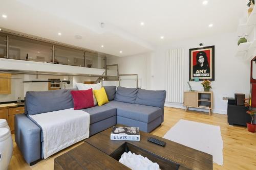 Zen Apartment - CAMDEN MARKET, 5 mins from tube - by KeyHol Holidays, Londyn