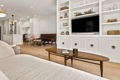 Luxury Living in downtown Grand Haven - Rooftop Deck - image 5
