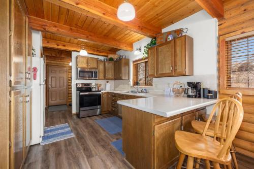 Cozy Family Cabin - Game Room - Near Ski Resorts - image 13
