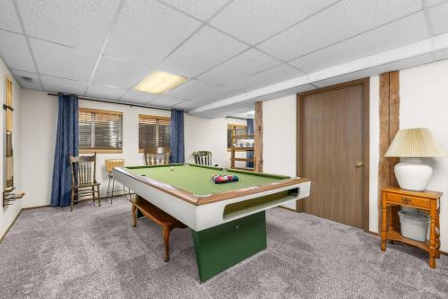 Cozy Family Cabin - Game Room - Near Ski Resorts - image 11